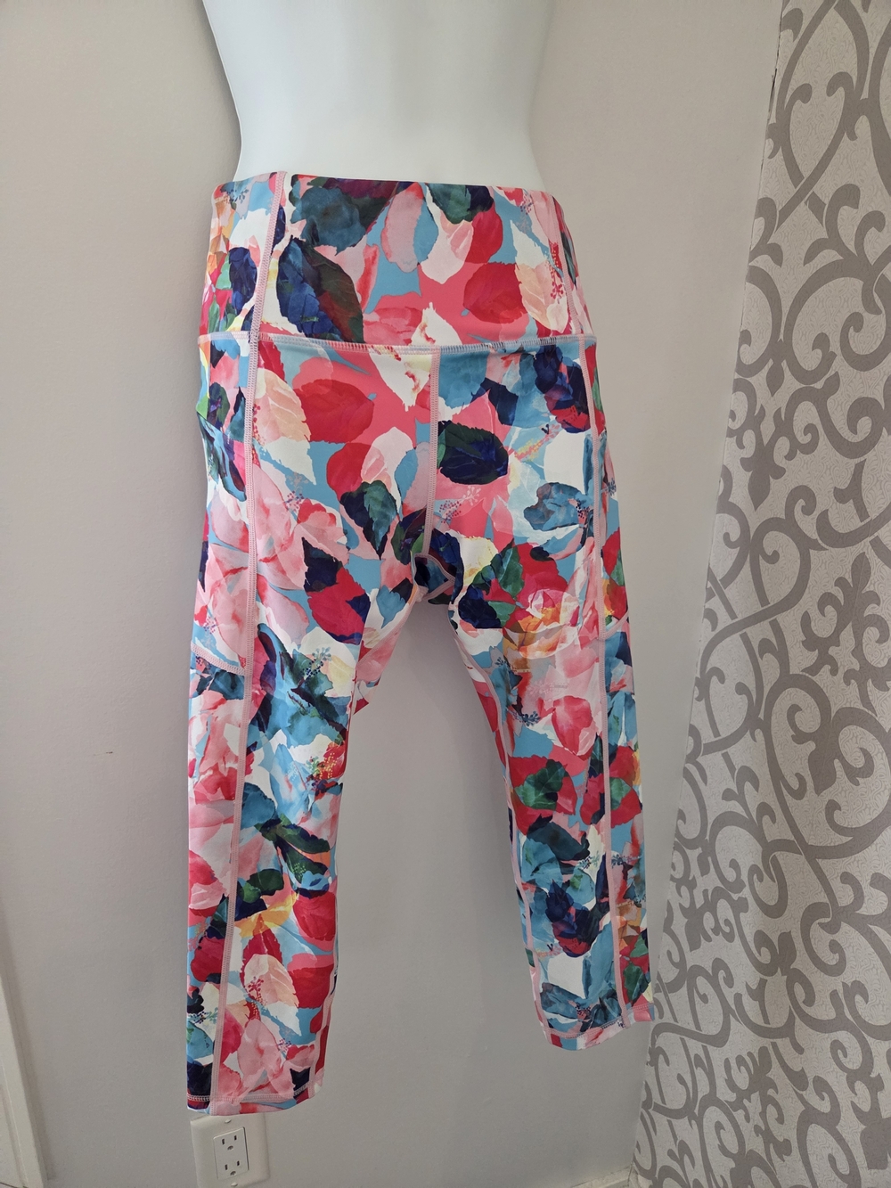 Zyia Floral Multi-Color Active LNT Capris 6-8